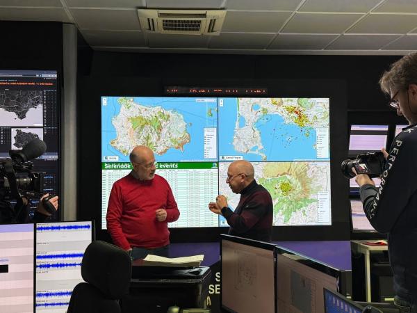Bild 1 von 6: Im Überwachungszentrum des Nationalen Instituts für Geophysik und Vulkanologie in Neapel spricht Harald Lesch (l.) mit dem Direktor Mauro de Vito (M.) über die Gefahren eines möglichen Vulkanausbruchs der Phlegräischen Felder und wie man sich für den Katastrophenfall rüstet.