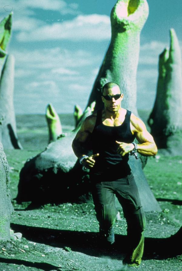 Bild 1 von 8: Es geht um Leben um Tod: Der Mörder Richard B. Riddick (Vin Diesel) ist auf einem fremden Planeten abgestürzt. Wird nun aus dem Mörder der Gejagte?