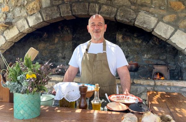 Bild 1 von 2: Chefkoch Panagiotis Magganas bereitet Dakos auf seinem Bauernhof in den Hügeln von Heraklion zu.