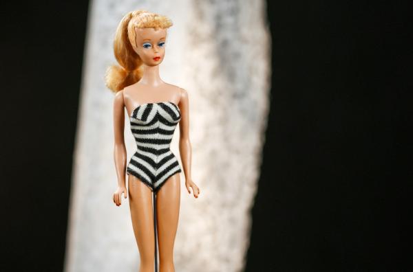 Bild 1 von 8: 1959 stellt Mattel die erste Barbie auf der Toy Fair in New York vor. Seitdem ist sie aus den Kinderzimmern rund um die Welt nicht mehr wegzudenken.