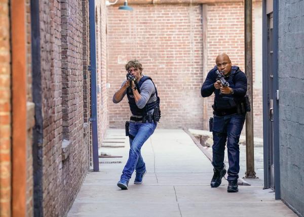 Bild 1 von 9: Im Bild (v.li.): Eric Christian Olsen (Investigator Martin 'Marty' Deeks), LL Cool J (Special Agent Sam Hanna).