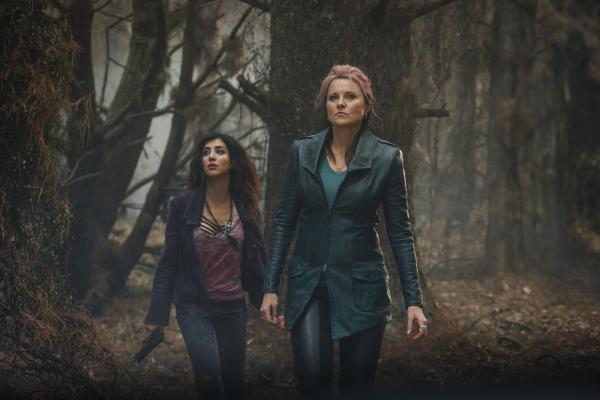 Bild 1 von 5: Kelly Maxwell (Dana DeLorenzo, l.); Ruby Knowby (Lucy Lawless, r.)