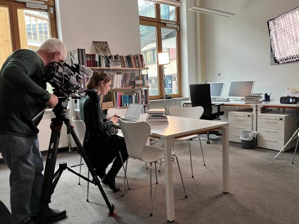 Bild 1 von 12: Dreharbeiten mit Dr. Theresa Sepp. Sie ist Provenienzforscherin bei der Museumsagentur Bayern und erzählt vom Wirken Hugo Helbings.