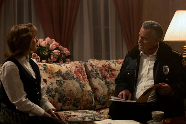 Bild 1 von 3: Tracy (Anna Camp) glaubt, in Chief Dandridge (Bruce Campbell) endlich einen Verbündeten im Kampf gegen das Böse zu haben. Doch ehe sie sich versieht, muss sie selbst unbequeme Fragen beantworten.