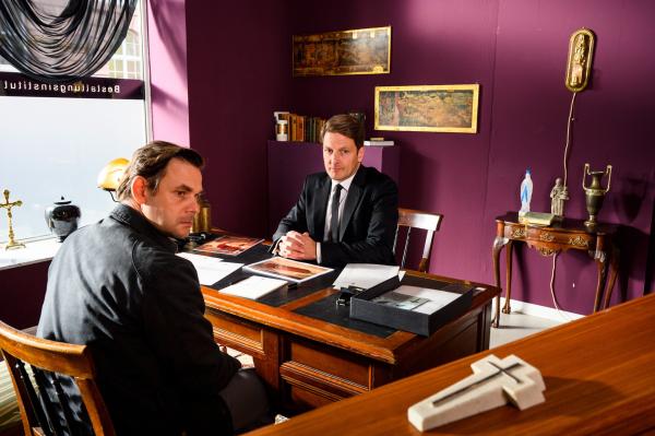 Bild 1 von 13: Hanno Schlüter (Alexander Beyer, l.) findet die Preise von Bestatter Wolfgang Habedank (Holger Stockhaus, r.) viel zu teuer und unterstellt Habedank, dass er die Trauer seiner Kunden ausnutzt.