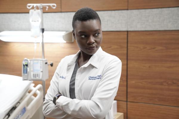 Bild 1 von 17: Dr. Mina Okafor (Shaunette Renée Wilson)