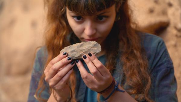 Bild 1 von 8: In der marokkanischen Grotte des Pigeons entdeckt die Archäologie-Doktorandin Meryem Benerradi Werkzeuge und Muschelperlen, die der Homo sapiens als Schmuck benutzt haben könnte.