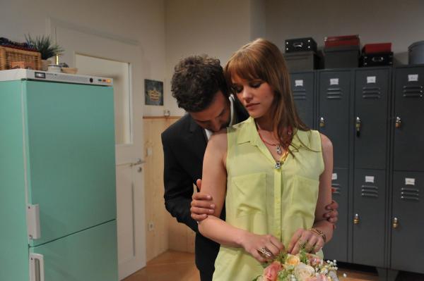 Bild 1 von 9: Nils (Florian Stadler, l.); Sabrina (Sarah Elena Timpe, r.)