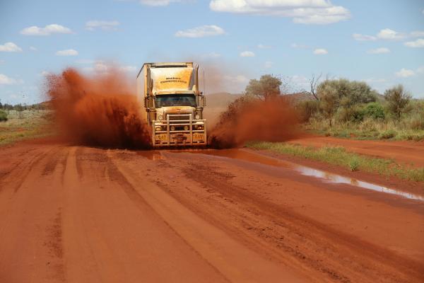 Bild 1 von 3: Matt Riches' convoy travelling through to Warburton.