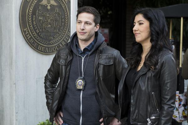Bild 1 von 10: Jake Peralta (Andy Samberg, l.); Rosa Diaz (Stephanie Beatriz, r.)