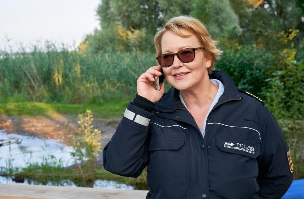 Bild 1 von 5: Nele Fehrenbach (Floriane Daniel) wird über neue Entwicklungen im Vermisstenfall informiert.