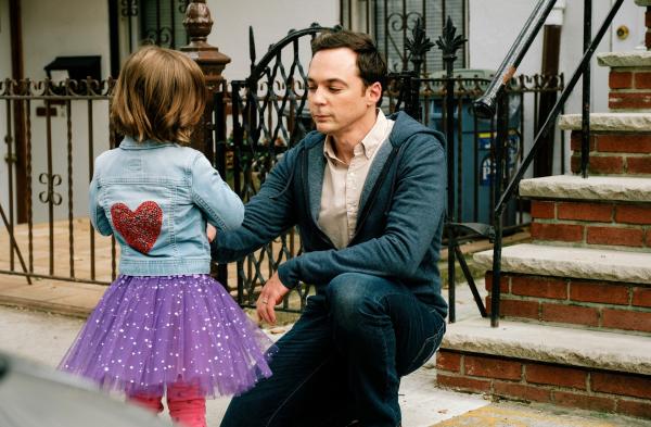 Bild 1 von 3: Greg Wheeler (Jim Parsons re.) und sein Sohn Jake Wheeler (Claire Danens li.) verbringen zusammen Zeit miteinander.