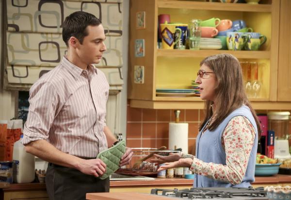 Bild 1 von 16: Amy (Mayim Bialik, r.) ist entzückt als Sheldon (Jim Parsons, l.) sie mit einem \