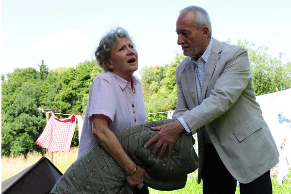 Bild 1 von 10: Hildegard (Antje Hagen, l.); Alfons (Sepp Schauer, r.)