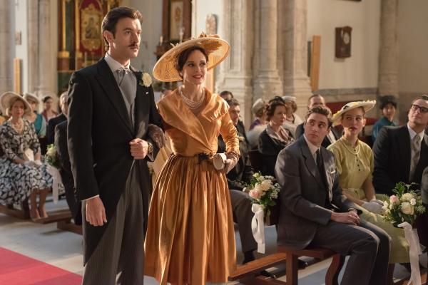 Bild 1 von 6: (v.l.n.r.) Mateo Ruiz (Javier Rey); Doña Blanca (Aitana Sánchez-Gijón); Jonás Infantes (Llorenç González); Lucía Márquez (Charlotte Vega); Raúl de la Riva (Asier Etxeandia)