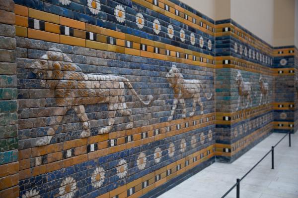 Bild 1 von 5: Im Pergamonmuseum in Berlin wurden die Wunderbauten der Babylonier wiederaufgebaut.