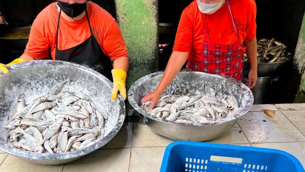 Bild 1 von 3: In der Küche bereiten Häftlinge als Chance, sich ein paar Cent extra zu verdienen, dreimal täglich Mahlzeiten für alle zu. In zwei separaten Küchen garen sie vor allem Fisch, Gemüse, und Reis. Eine Kantine oder einen Speisesaal gibt es nicht.