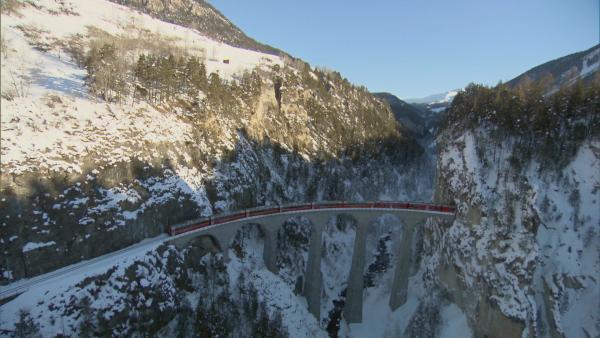 Bild 1 von 3: Das 65 Meter hohe Landwasserviadukt, erbaut im Jahr 1901, ist eines der berühmten Wahrzeichen der Rhätischen Bahn. Es gehört zum UNESCO-Weltkulturerbe.