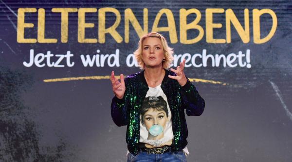 Bild 1 von 1: In dieser Comedy-Show wird der alltägliche Wahnsinn in deutschen Kinderzimmern, Kindergärten oder auf Schulhöfen satirisch unter die Lupe genommen. Mirja Boes und ihre Gäste nehmen kein Blatt vor den Mund, egal ob es um Helikopter-Eltern, rotzfreche Kinder, Erziehungsratgeber oder um das marode Bildungssystem geht.