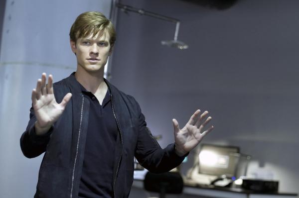 Bild 1 von 12: Angus MacGyver (Lucas Till)