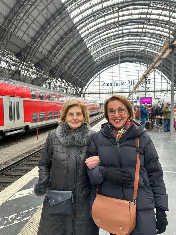 Bild 1 von 13: Eva Szepesi (l.) und Eva Umlauf (r.), November 2024 in Frankfurt/Main