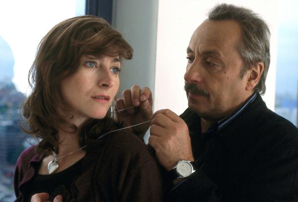 Bild 1 von 3: Nina (Tatjana Alexander) ruft zunächst Stubbes (Wolfgang Stumph) Beschützerinstinkt wach und erobert dann sein Herz.