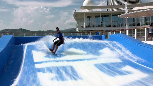 Bild 1 von 3: Die Harmony Of The Seas bietet verschiedene Attraktionen, unter anderem auch Wellenreiter - 70 Meter über dem Meer.