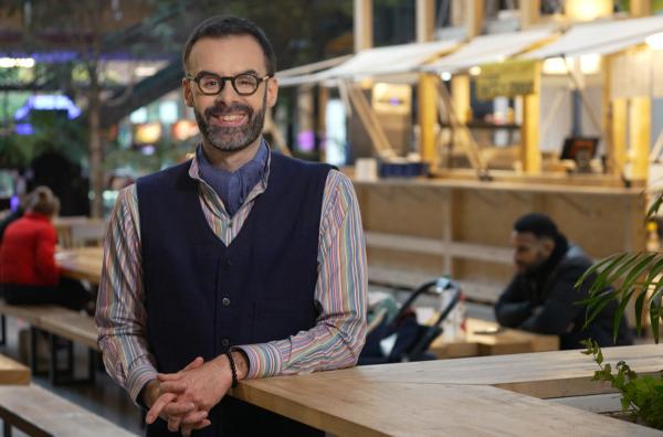 Bild 1 von 3: Geograf und Ernährungswissenschaftler Pierre Raffard geht auf Cozido als Festessen, die Herkunft der Zutaten und die Ursprünge des madeirischen Eintopfes ein.