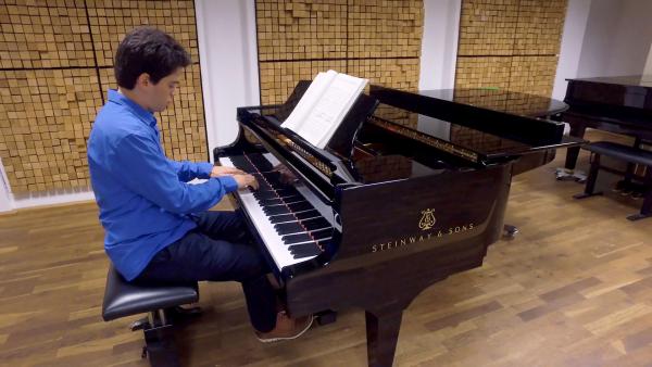 Bild 1 von 9: Lahav Shani in Berlin, seinem Wohn- und Studienort.