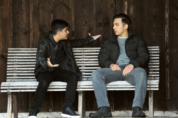 Bild 1 von 3: Ercan (Dennis Kharazmi, links) versucht Leon (Joel Akgün, rechts) zu überzeugen, das Pizzaessen bei den Kirchleitners sausen zu lassen.