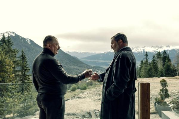 Bild 1 von 21: Im Bild: Badal Sarkassian (Peter Kurth) möchte mit Frau Schönborns Anwalt Behringer (Robert Reinagel) über die Zukunft des Unternehmens sprechen.