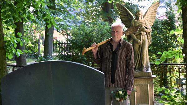 Bild 1 von 15: Willi (Ernst Stötzner) geht fest davon aus, dass er seinen Sohn Juri beerdigen muss.