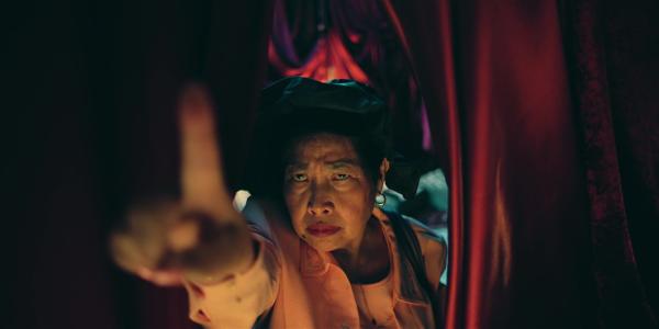 Bild 1 von 3: Oma Thuy (Tuyet Linh Phung) verdächtigt Theo beim Rollenspiel \