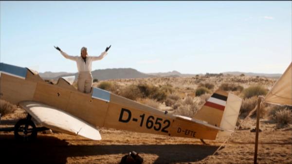 Bild 1 von 3: Flugpionierin Elly Beinhorn nach ihrem Alleinflug nach Afrika in einer Spielszene aus \