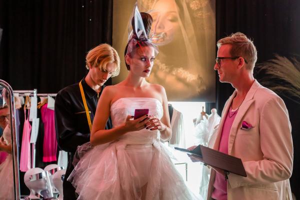 Bild 1 von 10: Letzte Handgriffe am Outfit des Models Marie (Thekla Hartmann, M.) durch Designer Michael Pohl (Jakob Diehl, r.) und seinem Assistenten Chris (Paul Boche, l.) vor einer wichtigen Show, wobei Marie nervös die Nachrichten auf ihrem Handy checkt.
