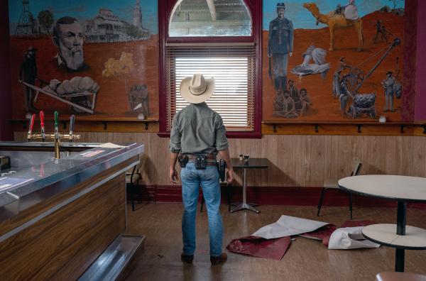 Bild 1 von 9: Jay (Mark Coles Smith) stößt bei den Ermittlungen in seiner Heimatstadt auf dunkle Schatten der Vergangenheit: strukturellen Rassismus und Gewalt gegen Aborigines.