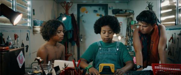 Bild 1 von 5: Felix (Junes Callaert, links) und Sammy (Arthur Hermans, rechts) bitten Noor (Maja Azila) um Hilfe, die versucht, den Walkman zu reparieren.