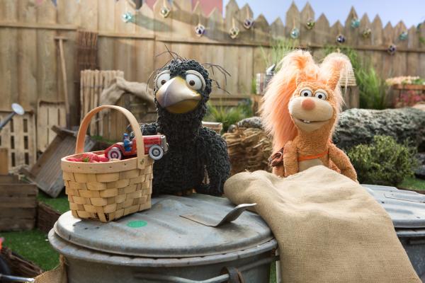 Bild 1 von 4: Wer sind die gemeinen Erdbeerdiebe? Rabe Rudi (Lennart Morgenstern) und Ella (Anna Menzel) wissen es ganz genau.