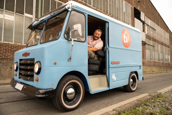 Bild 1 von 4: Sebastian Lege ist unterwegs in seinem blauen Lieferwagen, um die Tricks von Subway, McDonald's und Burger King aufzudecken.