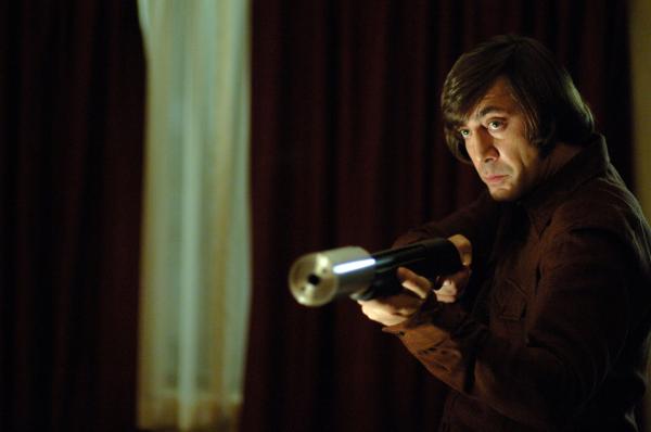 Bild 1 von 19: Noch glaubt Llewelyn Moss, dass er Anton Chigurh (Javier Bardem) umstimmen kann, wenn er das Geld rausrückt. Doch eine Bestie sollte man niemals reizen ...