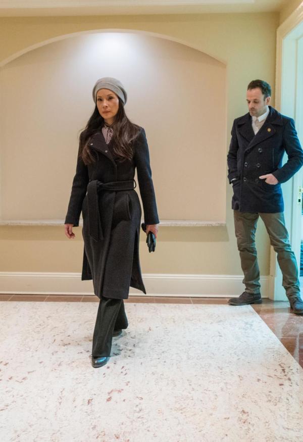 Bild 1 von 9: Holmes (Jonny Lee Miller, r.) und Watson (Lucy Liu, l.) untersuchen das Verschwinden eines Arztes und erfahren, dass dieser illegal Betäubungsmittel veräußerte. Die beiden sehen dies zunächst als mögliches Motiv für eine Entführung an, da wird die Leiche des Arztes gefunden ...