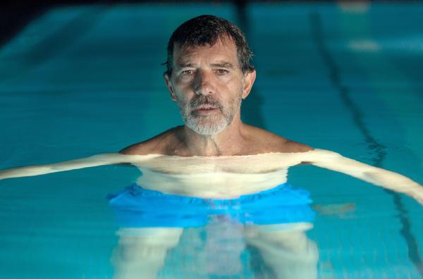 Bild 1 von 7: Der gealterte Filmemacher Salvador (Antonio Banderas) steckt in einer tiefen Sinnkrise und hat seit über 30 Jahren keinen Film mehr zustande gebracht.