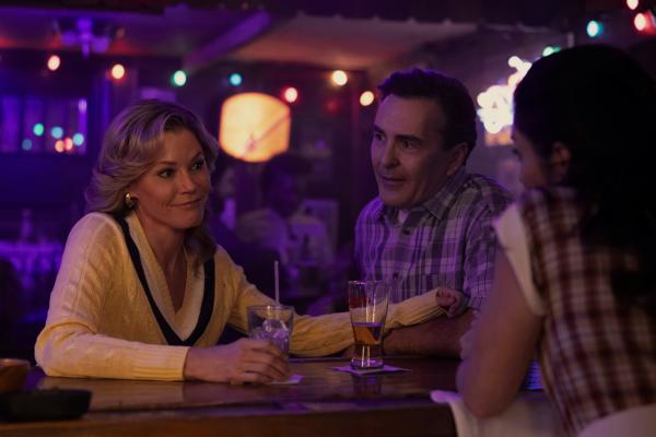 Bild 1 von 3: Linda (Julie Bowen, l.) und Gene (Nolan North, M.) genießen einen ruhigen Abend zusammen mit Cassie (Jessica Luza, r.) in der Bar, als ein Anruf der Polizei sie aus der Gelassenheit reißt.