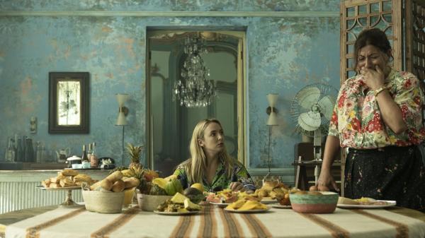 Bild 1 von 8: Villanelle (Jodie Comer, l.); Benita (Anna-Maria Everett, r.)