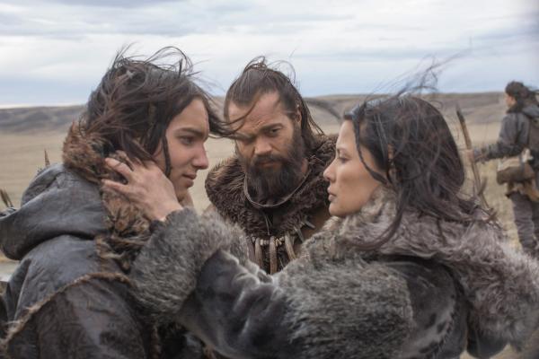 Bild 1 von 22: Im Bild: Kodi Smit-McPhee (Keda), Jóhannes Haukur Jóhannesson (Tau), Natassia Malthe (Rho).