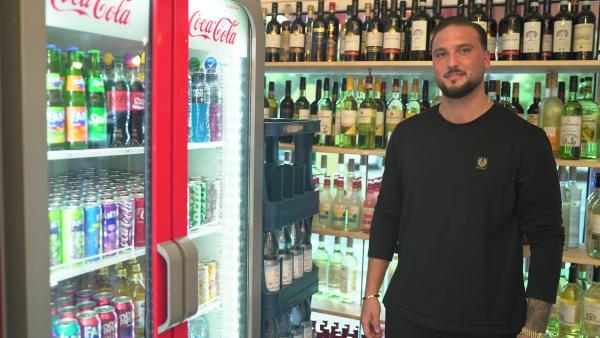 Bild 1 von 10: Er packt mit an: Emre (26) arbeitet nebenberuflich im Späti seines Bruders.