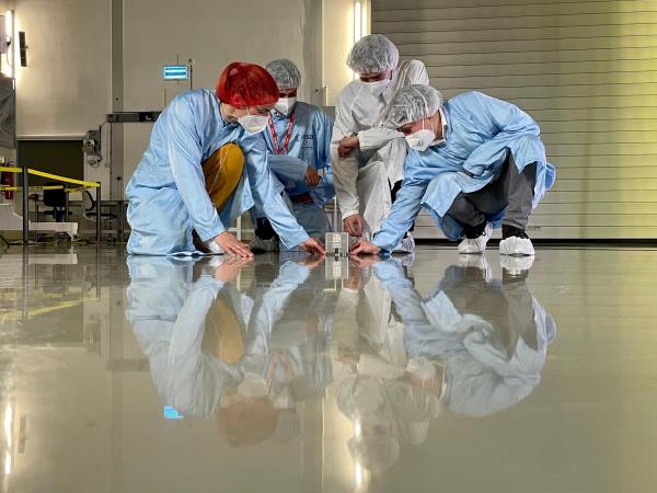 Bild 1 von 9: Raumfahrtingenieurin Tiziana Cardone von der ESA und das Team von HPS wollen Weltraumschrott aufräumen. In der winzigen Box steckt Technik, die Satelliten kontrolliert zum Absturz bringen soll.
