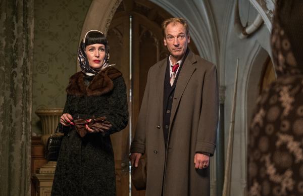Bild 1 von 13: Magda Leonides (Gillian Anderson, l.); Philip Leonides (Julian Sands, r.)