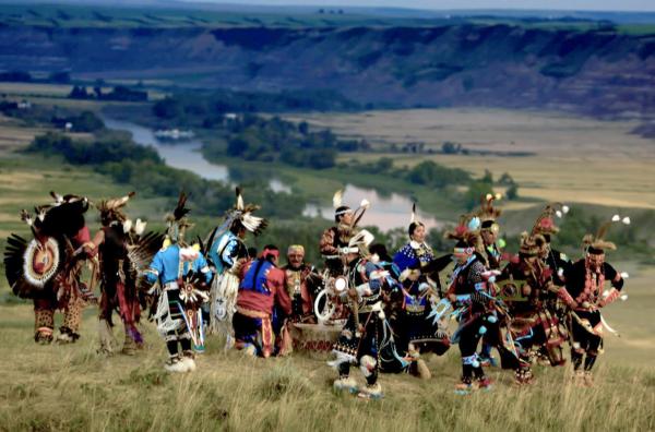 Bild 1 von 5: Tänzer der Blackfoot am Horsethief Canyon. Die Schlucht befindet sich in den Badlands, dem früheren Stammesgebiet der Blackfoot.