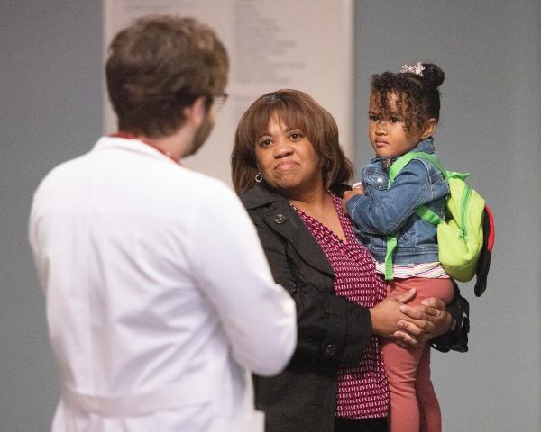 Bild 1 von 14: Im Bild (v.li.): Jake Borelli (Dr. Levi Schmitt), Chandra Wilson (Dr. Miranda Bailey), Janai Kaylani (Pru Miller).